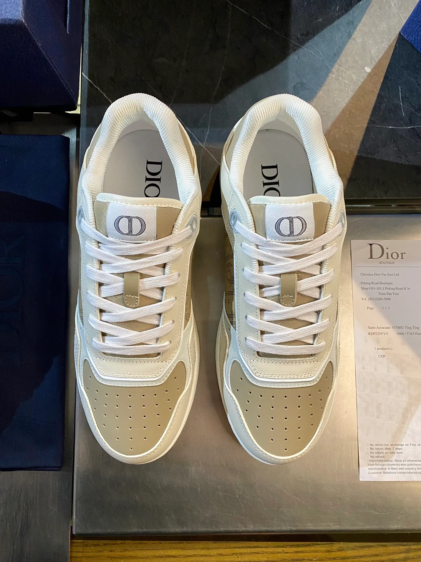 💰780 Dior| New B27 style for men and women ♞size; women 35~40, men 38~47 B27 is so handsome! The best and most eye-catching Dior wear is B27. The combination is invincible. It is versatile for everyday use and you don’t have to choose any combination. B27 feels comfortable on your feet. If you like this simple and elegant color scheme, you must buy it.